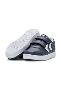 Marineblauwe leren sneakers met een witte rubberen zool, twee verstelbare klittenbandsluitingen, perforatiedetails op de teen en contrasterende witte en marineblauwe accenten.
