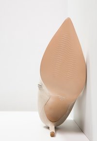 MAI PIÙ SENZA Botines de tacón - sand