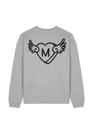 Grauer Sweatshirt mit einem großen schwarzen Grafik eines Herzens mit Flügeln und dem Buchstaben "M" darin. Rundhals und gerippte Bündchen.