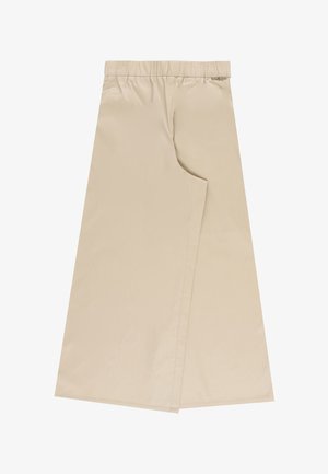 Gonna beige di media lunghezza con design a portafoglio, vita elastica e piccolo dettaglio logo metallico vicino al bordo superiore su sfondo bianco.