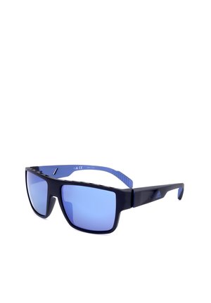 Occhiali da sole sportivi neri e blu con lenti rettangolari blu specchiate e terminali delle aste texturizzati, vista angolata su sfondo bianco.