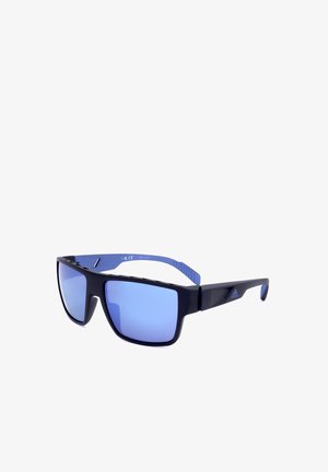 Occhiali da sole sportivi neri e blu con lenti rettangolari blu specchiate e terminali delle aste texturizzati, vista angolata su sfondo bianco.