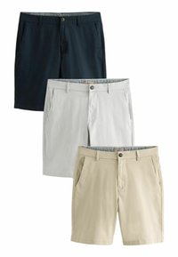 Drei Shorts in Navy, Hellgrau und Beige. Jede Hose hat Fronttaschen, einen Knopfverschluss und einen glatten, leichten Stoff.