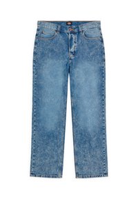 Jean en denim bleu acid-wash avec cinq poches, passants pour ceinture, fermeture par bouton et coupe droite, posé à plat sur fond blanc.
