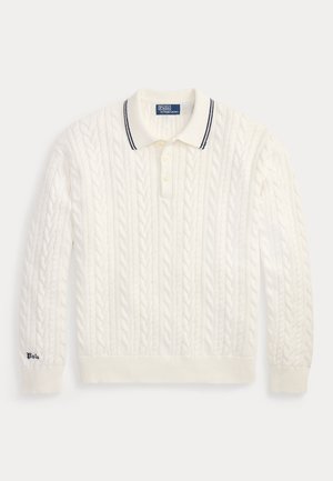 Weißer, kabelgestrickter Langarm-Polo-Pullover mit geknöpftem Kragen und marineblauem Streifendetail, mit „Polo“ auf dem linken Ärmel bestickt.