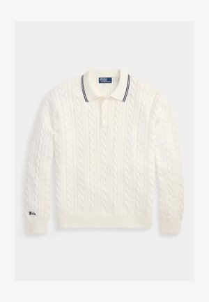 Pull polo blanc à manches longues en maille torsadée, col boutonné et détail rayé bleu marine, brodé "Polo" sur le poignet gauche.