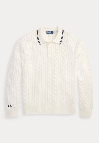 Pull polo blanc à manches longues en maille torsadée, col boutonné et détail rayé bleu marine, brodé "Polo" sur le poignet gauche.