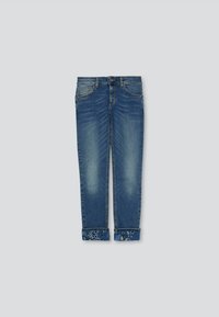 Jeans de mezclilla azul con puñosEnrollados, que presentan bordados florales, bolsillos frontales y un cierre de botón sobre un fondo sencillo.