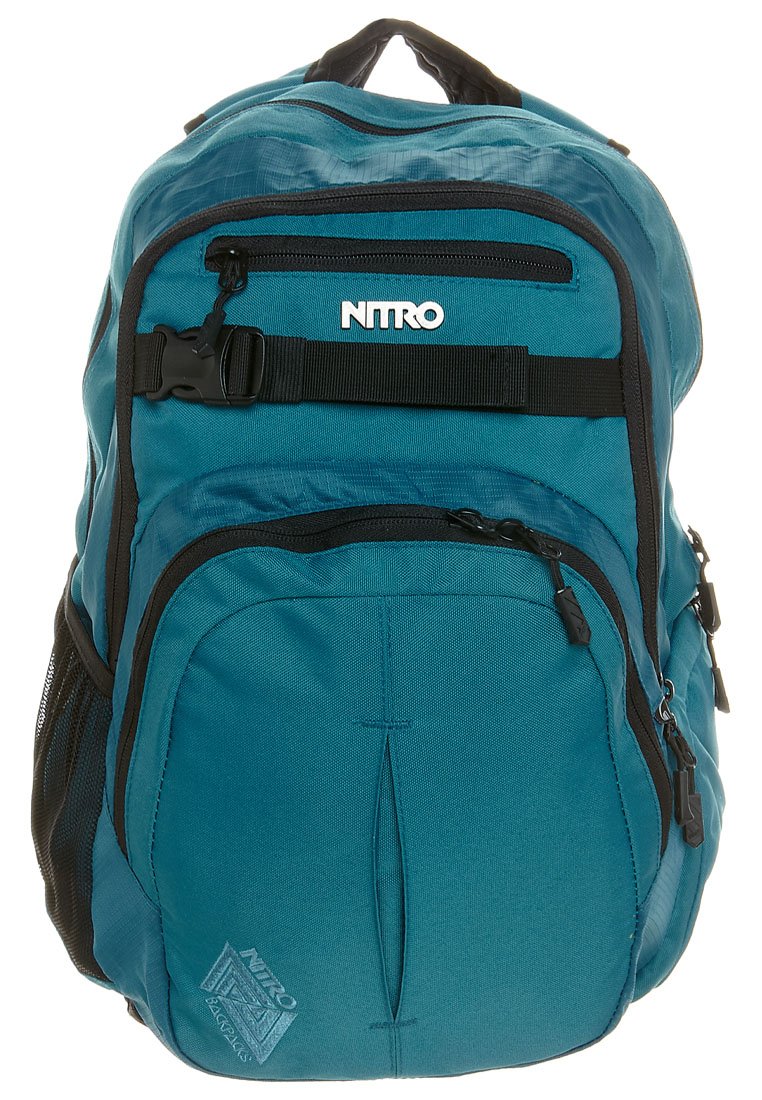 Sac à dos Nitro turquoise avec plusieurs compartiments zippés, sangle noire à boucle, poche latérale en maille et poignée rembourrée sur le dessus.