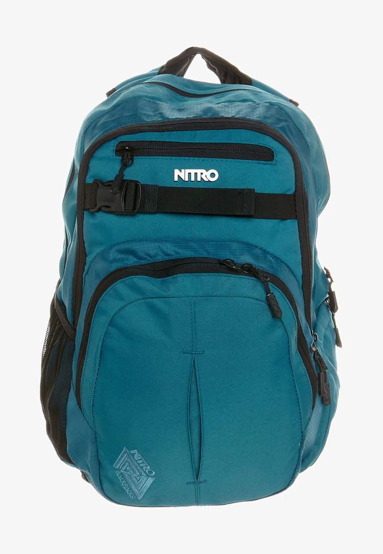 Teal Nitro rugzak met meerdere ritscompartimenten, zwarte gespband, gaas zijvak en gevoerde handgreep aan de bovenkant.