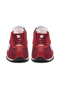 Rote und blaue Sportschuhe mit einem Obermaterial aus Wildleder und Mesh, weißen Akzenten und einer schwarzen Gummisohle. Verfügen über strukturierte Schnürsenkel und ein Logo.