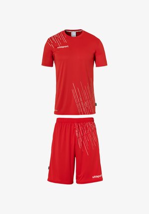 Uniforme sportivo rosso composto da una maglietta a maniche corte con strisce bianche diagonali e pantaloni corti abbinati. Realizzato in materiale leggero.