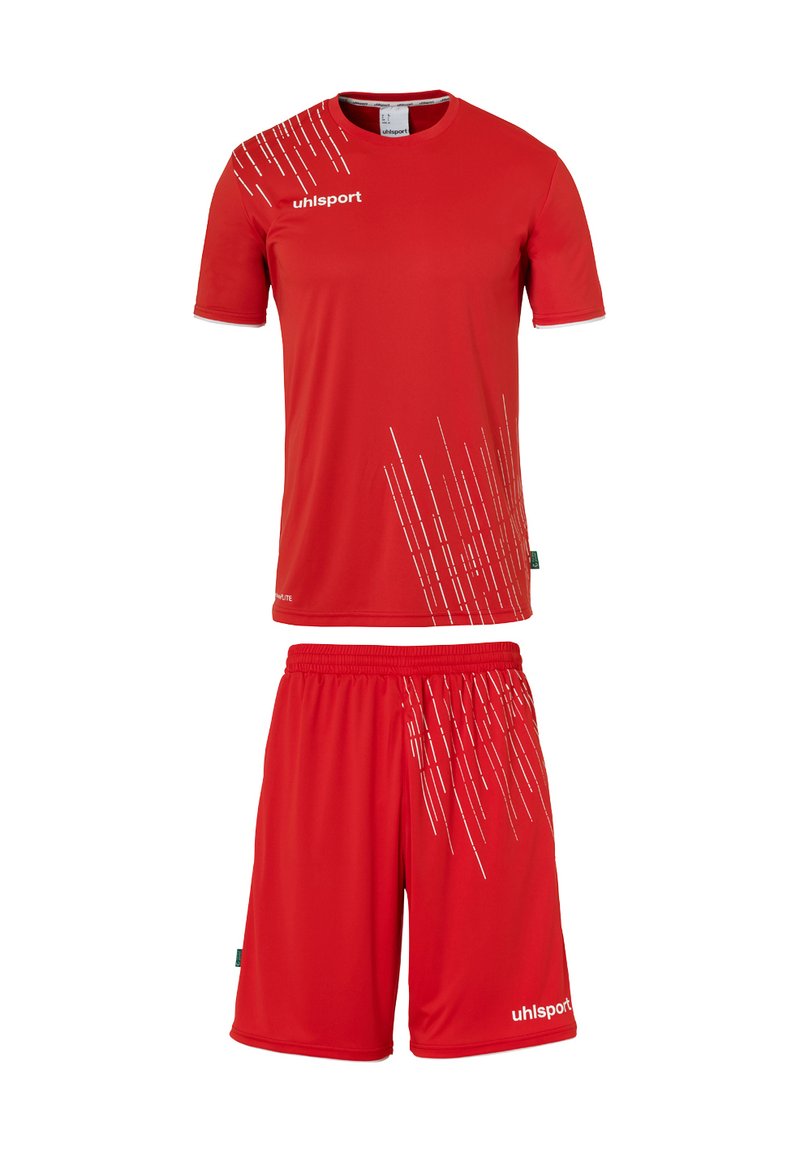 Uniforme de sport rouge comprenant un t-shirt à manches courtes avec des rayures blanches en diagonale et un short assorti. Fabriqué en matériau léger.