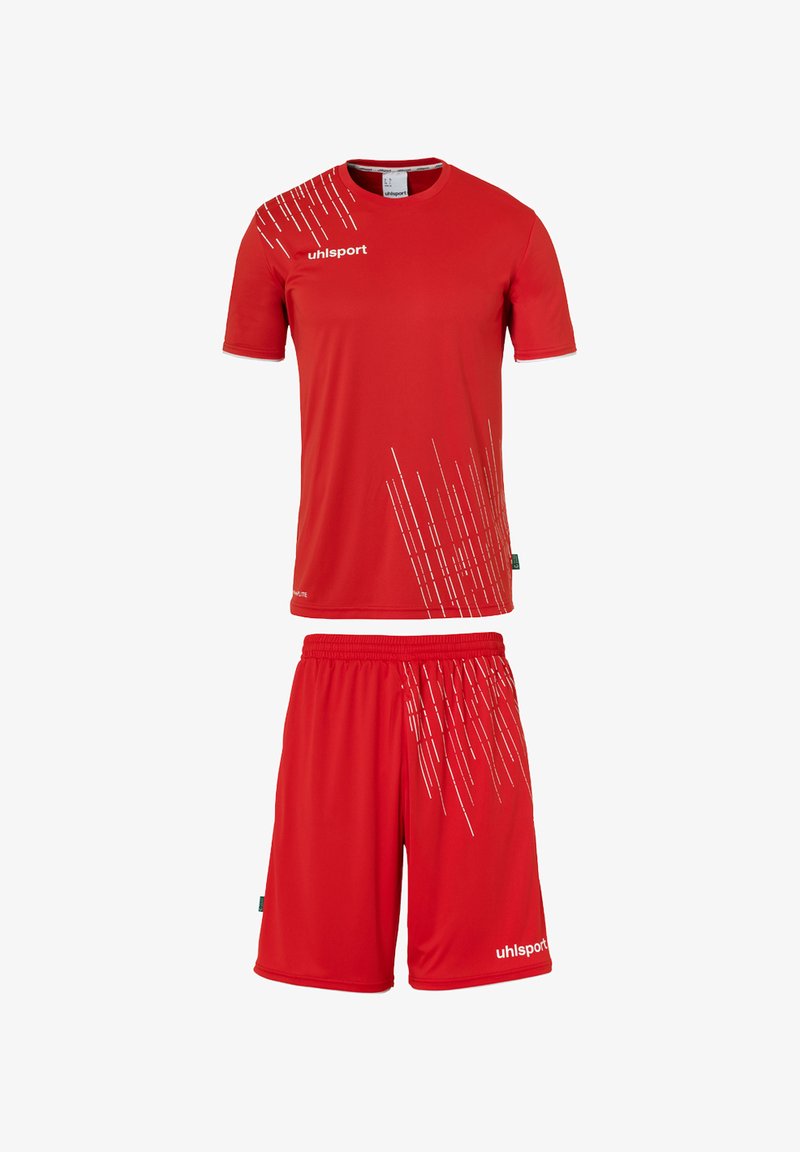 Rød atletisk uniform bestående af en kortærmet skjorte med diagonale hvide striber og matchende shorts. Fremstillet af letvægtsmateriale.