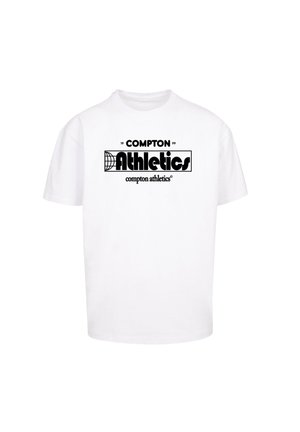 T-shirt blanc en coton avec texte imprimé noir : « COMPTON » et « Athletics » avec un graphique de globe. Manches courtes, coupe standard.