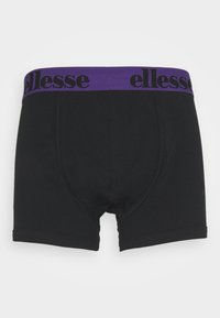 Svarta boxershorts med ett lila elastiskt midjeband som har "ellesse"-logotypen i svart. Slät textur, åtsittande design och mitt på låret längd.