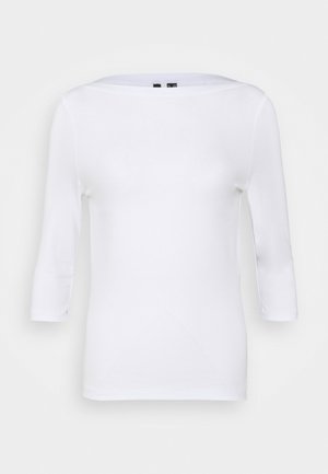Witte lange mouwen top met een bateau-halslijn en een aangesloten vorm. Gemaakt van soepele stof met een lichte textuur. Geen zichtbare patronen of accenten.