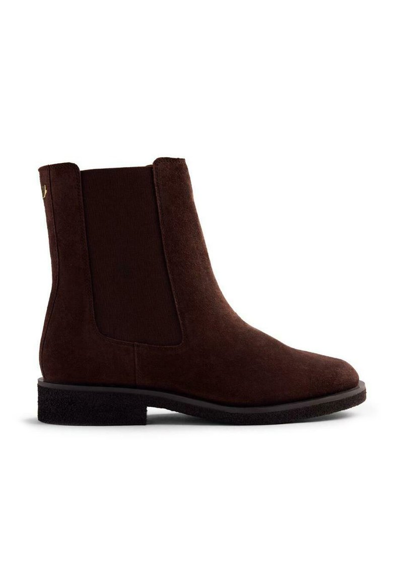 Botines de ante marrón con paneles laterales de elasticidad y un bajo tacón cuadrado. El diseño es elegante, con un hardware mínimo y un acabado texturizado.