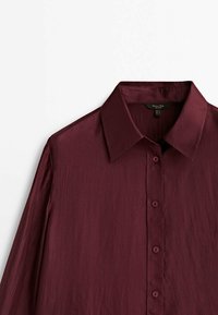Bordeaux knap-herned skjorte med klassisk krave, lavet af glat stof, med en subtil glans og fem matchende knapper.