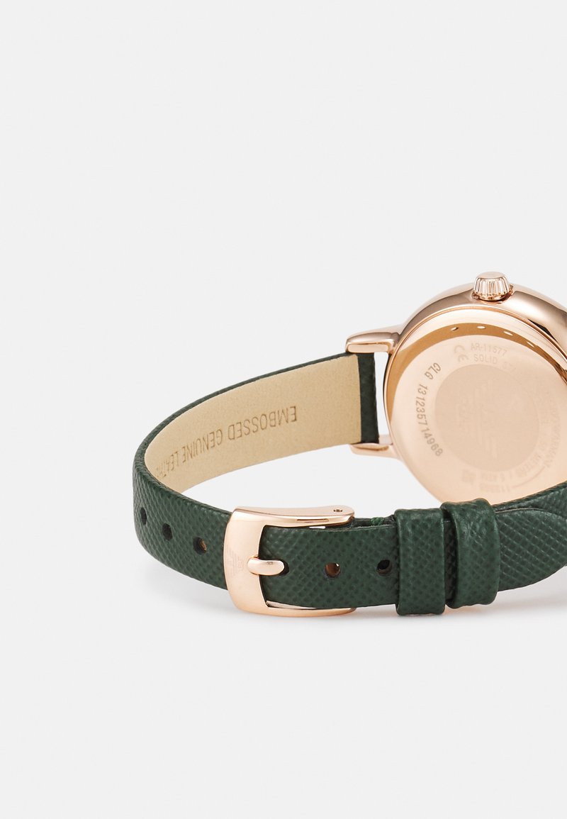 Zielona tłoczona skórzana bransoleta zegarka z różowo-złotą metalową kopertą i zapięciem. Posiada okrągłą kopertę oraz teksturowaną bransoletę.
