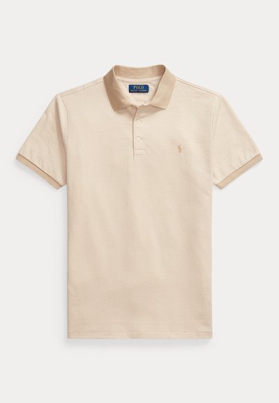 Polo beige con un patrón texturizado, cuello en contraste y tapeta de tres botones. Presenta un pequeño logo bordado en el pecho.