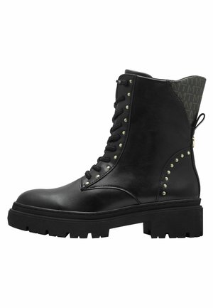 Bottine en cuir noir à lacets avec des clous décoratifs, un panneau arrière texturé, une semelle épaisse et une languette de traction. Présente un motif de semelle robuste pour une bonne adhérence.