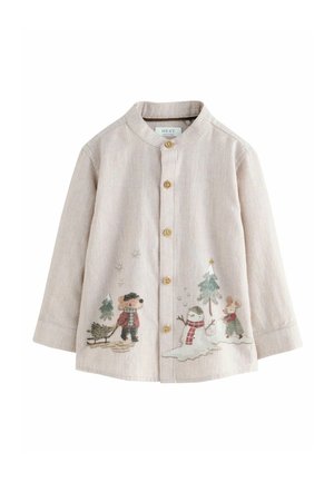 Beige Kinderhemd mit Holzknöpfen, auf dem Mäuse in Schals einen Weihnachtsbaum ziehen und in der Nähe geschmückter Bäume einen Schneemann bauen.
