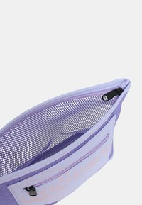 Portafoglio viola con zip, dotato di un interno in rete e un materiale esterno solido. Presenta un logo arancione e una superficie testurizzata.
