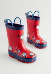 Bottes de pluie en caoutchouc rouges avec des accents bleus, présentant des motifs colorés de véhicules et le texte "NEE-NAW" sur la semelle. Conception légère et imperméable.