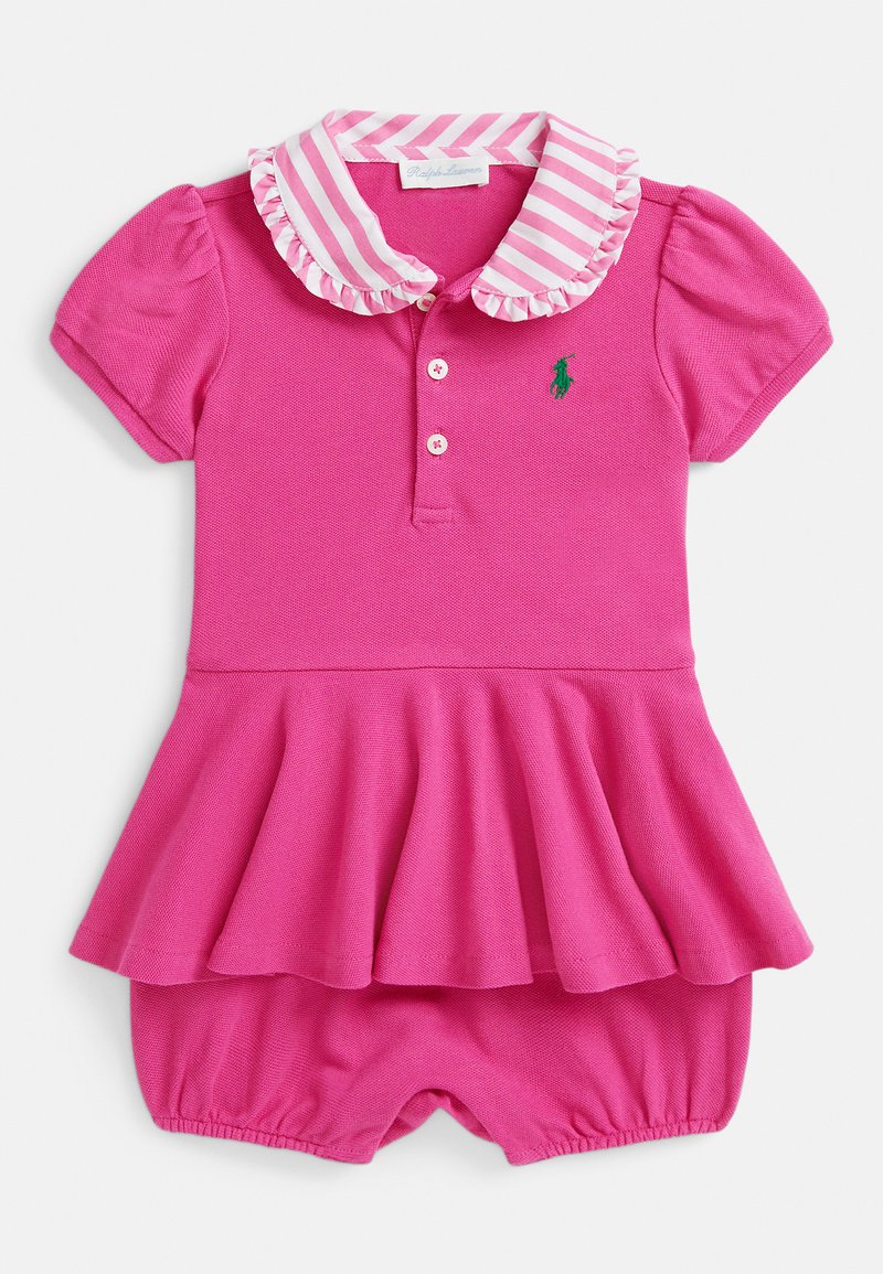 Roosa puuvillane kleit lühikeste varrukatega, triibulise volangikaelusega, ees nööpidega ja lehvikujulise seelikuga. Rinnal on roheline logo.