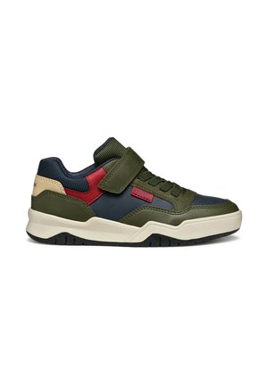 Zapatillas verdes y marinas con una correa de velcro, que cuentan con un upper texturizado, suela de goma crema, acentos rojos y un diseño de perfil bajo.
