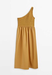 Robe jaune moutarde à une épaule ; corsage texturé et froncé ; jupe lisse et fluide ; longueur au genou. Drape subtil.