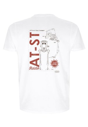 Witte T-shirt met rode grafische illustratie van een AT-ST Walker, inclusief gedetailleerde weergaven en tekst, zoals "Raider" en "Inclusief actiefiguren."