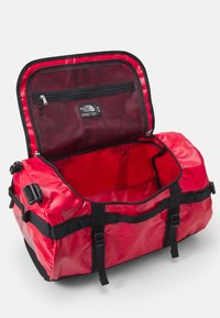 The North Face BASE CAMP DUFFEL S UNISEX - Bolsa de viaje - red/black
