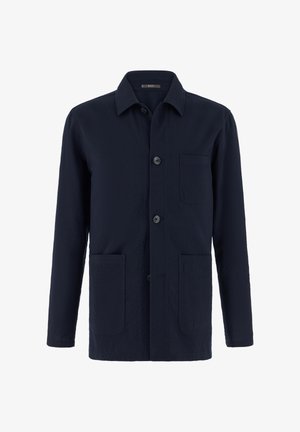 Tmavě modrá pánská bunda na knoflíky s dlouhými rukávy, třemi předními kapsami a klasickým límcem, zobrazena na bílém pozadí.