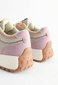 Sneakers med en överdel i beige och rosa mocka och mesh, en kontrasterande strukturerad gummisula och en vadderad krage för komfort.