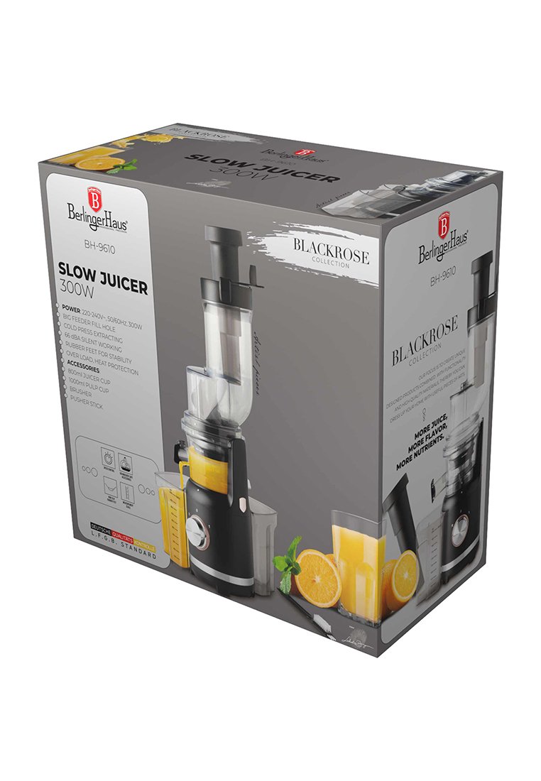 Pomalý odšťavňovač BerlingerHaus Blackrose s výkonem 300W, nádoba na šťávu, nádoba na dužinu, tlačná tyčinka, zobrazen s pomerančovým džusem a ovocem na obalu.