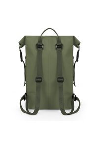 Zelený vodoodolný batoh s nastaviteľnými popruhmi, rolovacím uzáverom a dvoma bočnými vreckami; odolný materiál s hladkým povrchom.