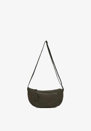 Oliwkowa torebka na ramię o zaokrąglonym kształcie, gładkiej fakturze, regulowanym pasku oraz przedniej kieszeni na zamek. Wykonana z trwałej tkaniny.