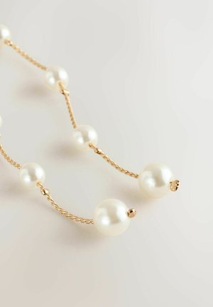 Goldkette mit großen, glänzenden weißen Perlen mit glatten Oberflächen, abwechselnd mit kleineren Perlen, die ein klassisches Design zeigen.