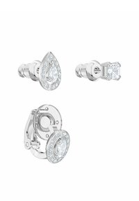 Drei Paar Ohrringe: ein tropfenförmiges Design mit klaren Steinen, ein quadratischer Stecker und ein runder Reifen mit einem mittigen Stein und Kristallakzenten.