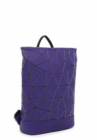 Violetinis geometrinis kuprinės dizainas su trikampiais akcentais, papuoštas juodomis linijomis. Pagaminta iš patvarios medžiagos, su viršutiniu laikikliu ir reguliuojamu diržu.