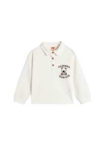 Vit långärmad polo med krage, tre bruna knappar och en björngrafik med texten "CALIFORNIA TEAM CLUB". Strukturerad tyg.