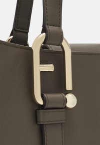 Dettaglio di una borsa a tracolla in pelle verde oliva con una fibbia hardware a forma di F in tonalità oro, texture liscia e cuciture a contrasto sulla tracolla.