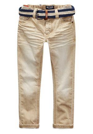 Beige Slim-Fit-Jeans mit Vordertaschen und Reißverschluss, kombiniert mit einem geflochtenen Gürtel in Marineblau und Weiß mit brauner Lederschlaufe.