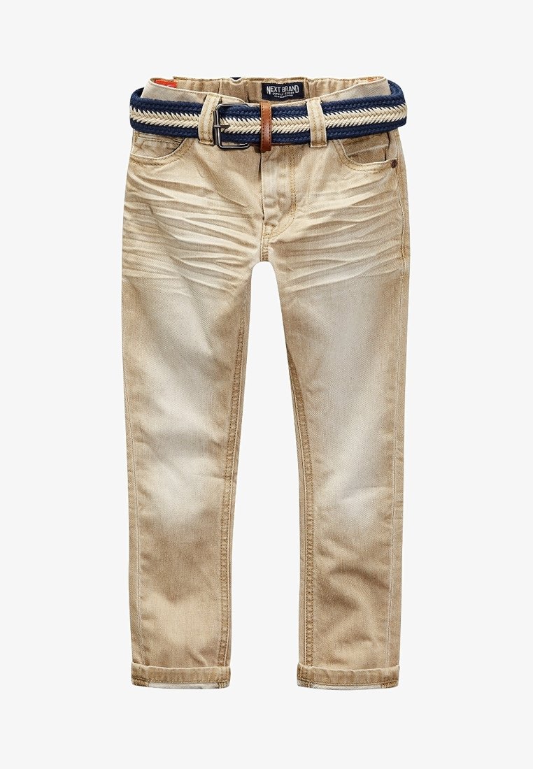 Jean beige coupe slim avec poches avant et braguette zippée, associé à une ceinture tressée bleu marine et blanche avec une boucle en cuir marron.