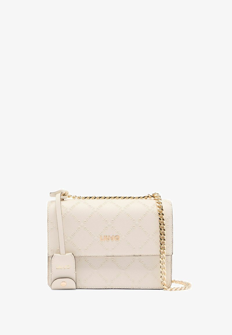 Bézs keresztpántos táska, dombornyomott logó mintázattal, arany lánc pánttal, mágneses záródással, valamint egy lapos zseb címkével, logó részlettel.