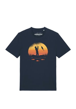 Navy blauwe T-shirt met een afbeelding van een persoon die vanaf een boot vist bij zonsondergang, met vissen die eronder zwemmen en een oranje lucht op de achtergrond.