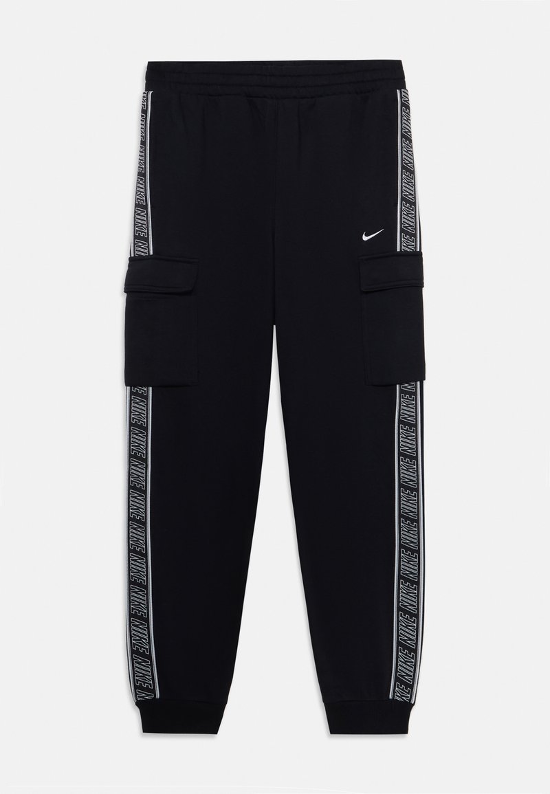 Juodos Nike treninginės kelnės su elastinga juosmele, šoninėmis kišenėmis ir kontrastingomis šoninėmis juostomis, kurių rašte kartojamas prekės ženklas. Medvilnės mišinio audinys.