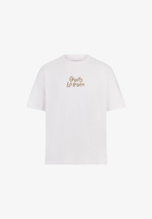 Weißes Baumwoll-T-Shirt mit Rundhalsausschnitt und kurzen Ärmeln. Ein beiges Logo mit der Aufschrift "Guess Los Angeles" befindet sich auf der Vorderseite. Glatte Textur.